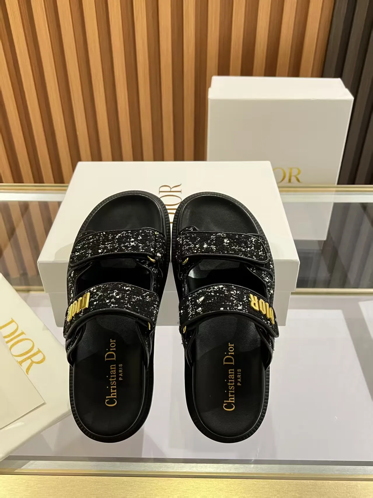 👟👟Ex-factory price 480👟👟 Dior classic popular sandals Step into the fashion territory of Dior slippers and encounter the ultimate fusion of elegance and comfort. The upper is engraved with the Christian Dior Paris logo using exquisite embroidery technology. The delicate stitching tells the brand's profound heritage and is fully recognizable.   Made of high-quality materials, it feels soft and fits your feet, as if it is a gentle care tailor-made for your feet. The sole is carefully designed and engraved with Christian Dior's lucky star symbol. It is not only a beautiful embellishment, but also provides reliable grip, making every step steady and secure.   It has a simple design and is easy to put on and take off. Whether it is a lazy weekend or a pleasant vacation, it can be easily adapted. Whether paired with casual shorts, casual jeans, or an elegant dress, Dior slippers can instantly enhance the overall style and show a casual fashion attitude.   Dior slippers, in the name of fashion, inject luxurious charm into your life and accompany you with every step you take with confidence and elegance. Material: Fine genuine cowhide upper, outsole, TPR, non-slip and wear-resistant, code number: 35-41 (42 customized)